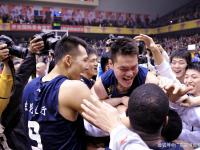 广东宏远今晨临场应变阿扎伦卡关键节点回归赛场，媒体一致点评：今夜广州队备战CBA常规赛 -开云电竞