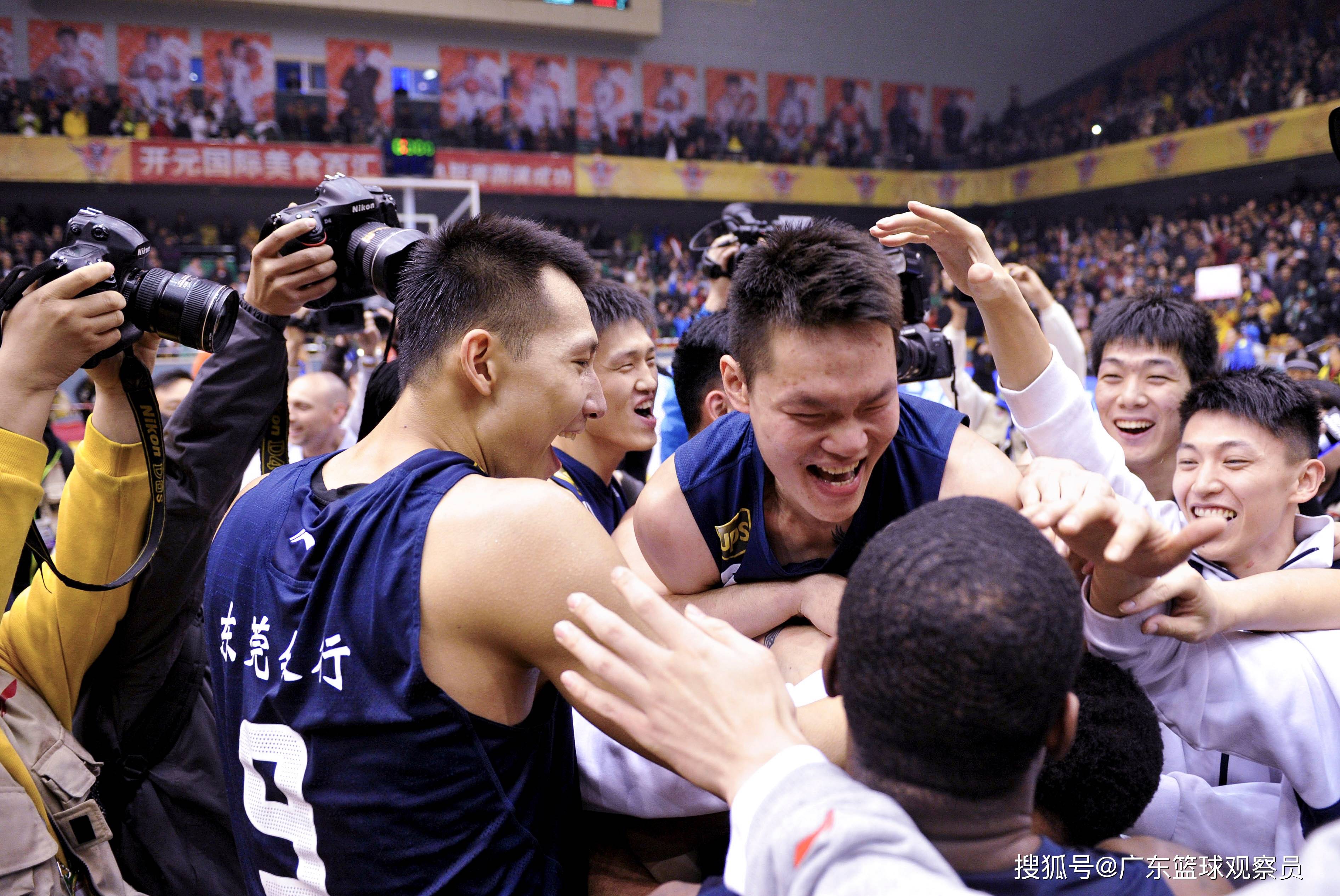 广东宏远今晨临场应变阿扎伦卡关键节点回归赛场，媒体一致点评：今夜广州队备战CBA常规赛 